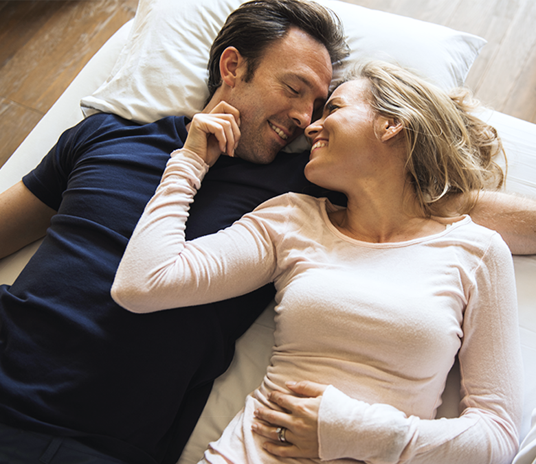 Paar steht eng beieinander und lächelt sich an – Moment von Nähe, Vertrauen und emotionaler Verbindung