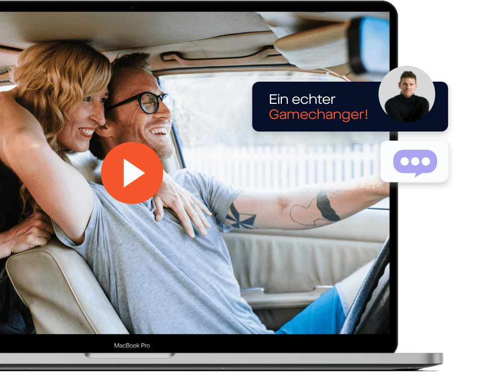 Laptop Mockup dessen Bildschirm einen Video playbutton und ein lachendes Pärchen im Beziehungsglück zeigt