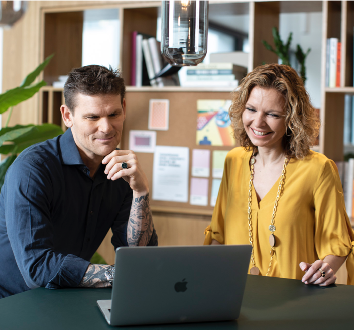 SozialDynamik Coaches Dominik Borde und Masha Hell-Höflinger arbeiten vor einem Laptop